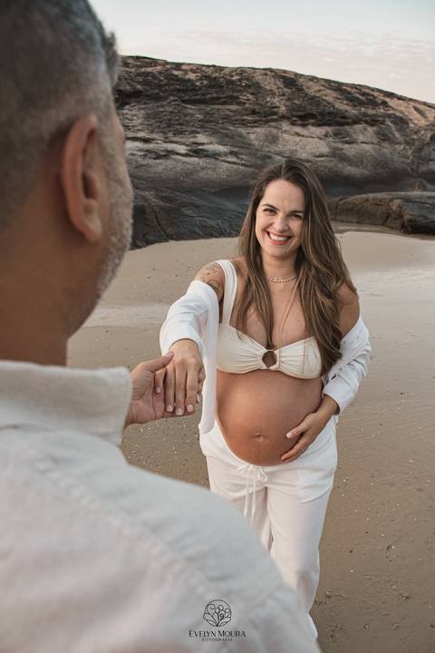 ensaio de gestante externo em Niterói, em Itacoatiara na praia'