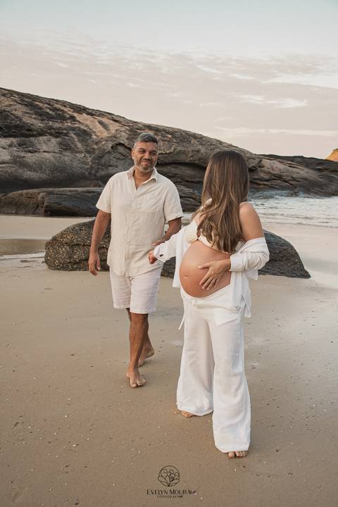 ensaio de gestante externo em Niterói, em Itacoatiara na praia'