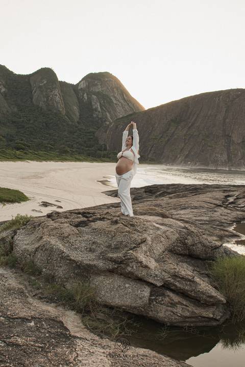 ensaio de gestante externo em Niterói, em Itacoatiara na praia'