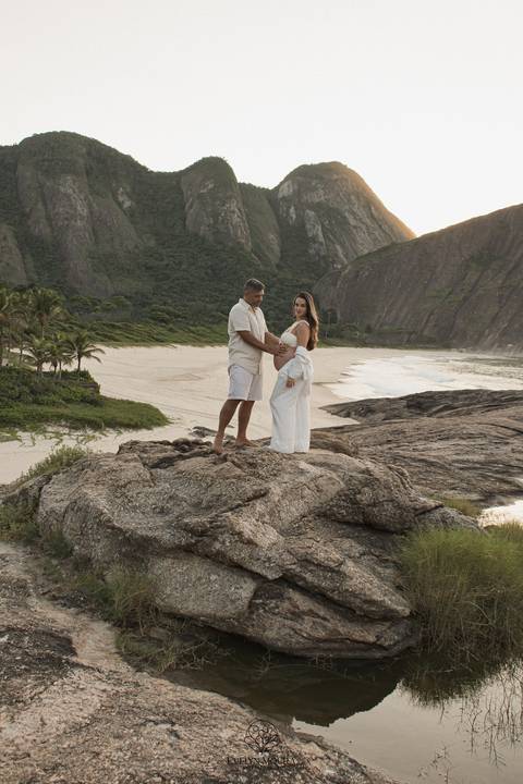 ensaio de gestante externo em Niterói, em Itacoatiara na praia'
