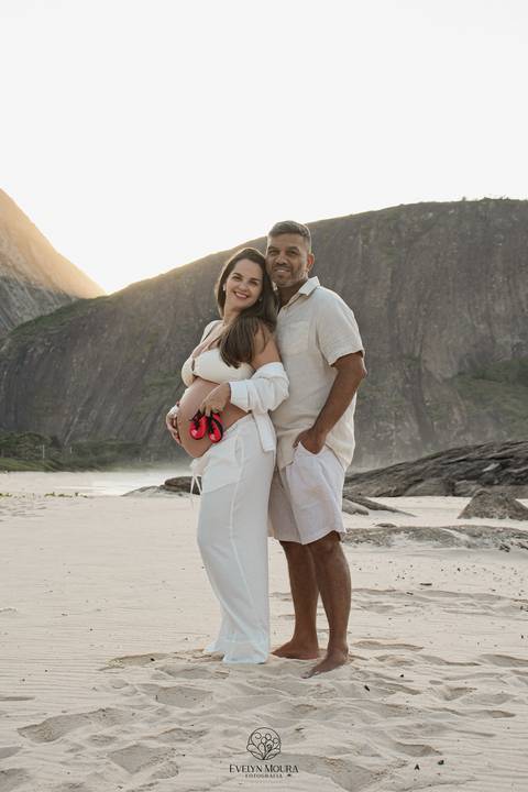 ensaio de gestante externo em Niterói, em Itacoatiara na praia'