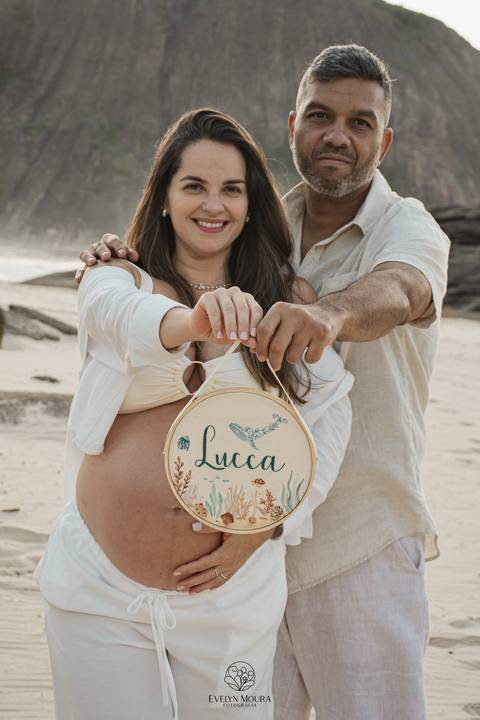 ensaio de gestante externo em Niterói, em Itacoatiara na praia'