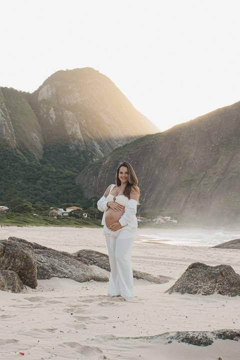ensaio de gestante externo em Niterói, em Itacoatiara na praia'