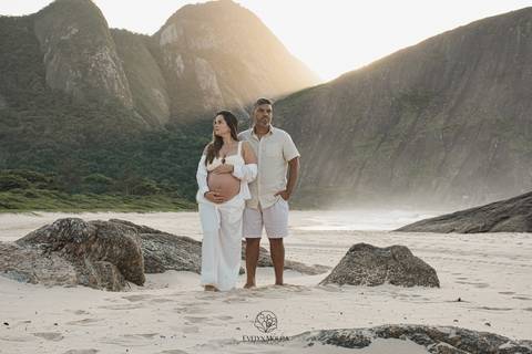 ensaio de gestante externo em Niterói, em Itacoatiara na praia'