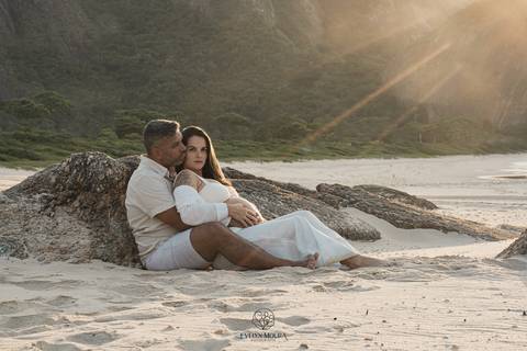 ensaio de gestante externo em Niterói, em Itacoatiara na praia'