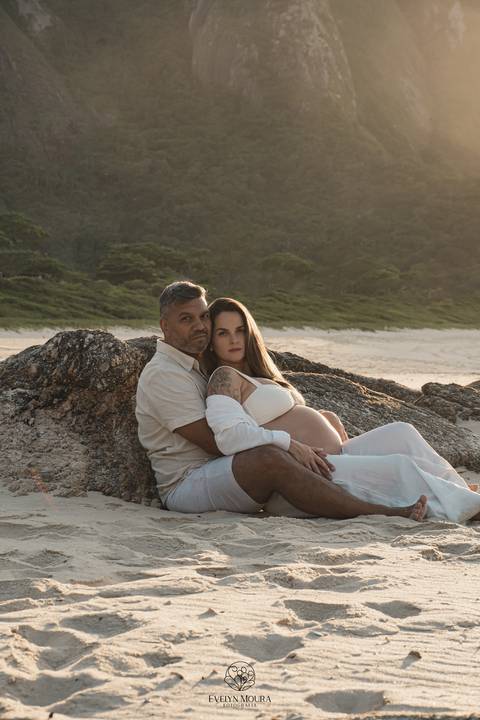 ensaio de gestante externo em Niterói, em Itacoatiara na praia'