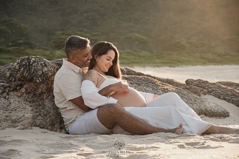 ensaio de gestante externo em Niterói, em Itacoatiara na praia'