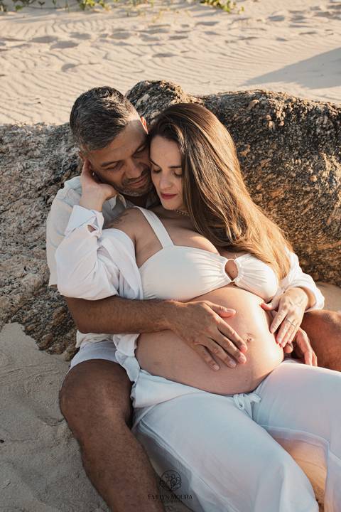 ensaio de gestante externo em Niterói, em Itacoatiara na praia'