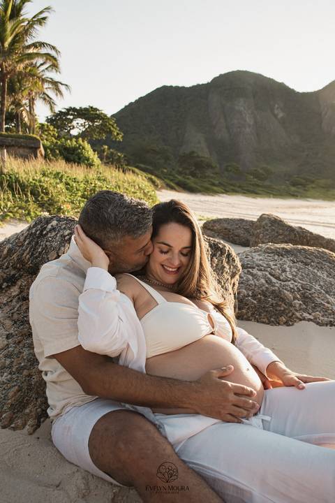 ensaio de gestante externo em Niterói, em Itacoatiara na praia'