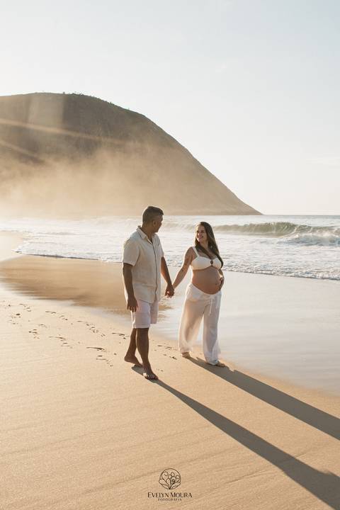 ensaio de gestante externo em Niterói, em Itacoatiara na praia'