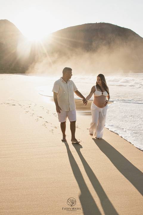 ensaio de gestante externo em Niterói, em Itacoatiara na praia'