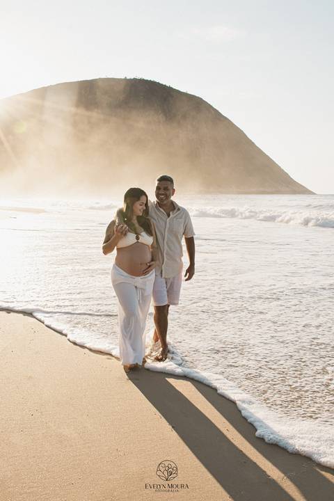 ensaio de gestante externo em Niterói, em Itacoatiara na praia'