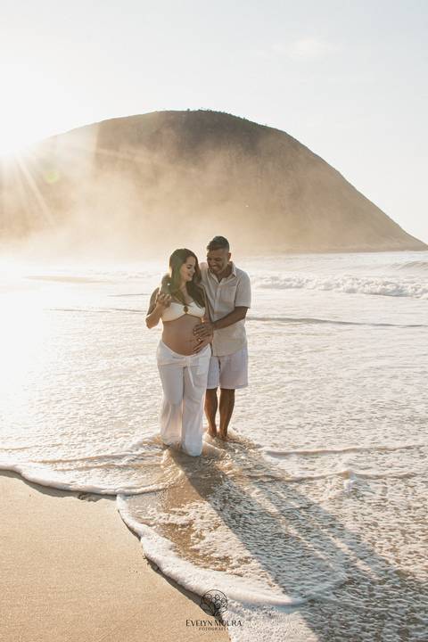 ensaio de gestante externo em Niterói, em Itacoatiara na praia'