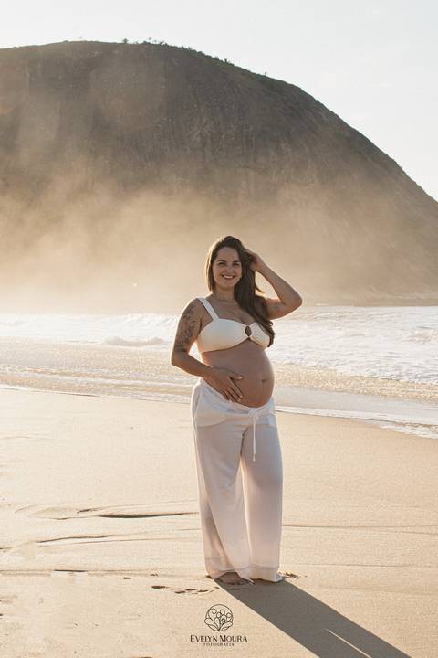 ensaio de gestante externo em Niterói, em Itacoatiara na praia'