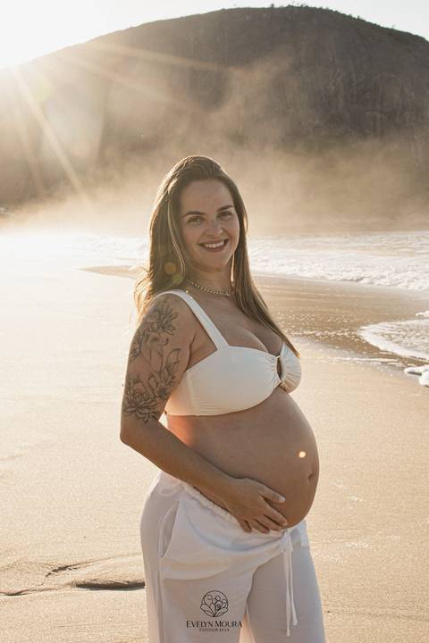 ensaio de gestante externo em Niterói, em Itacoatiara na praia'