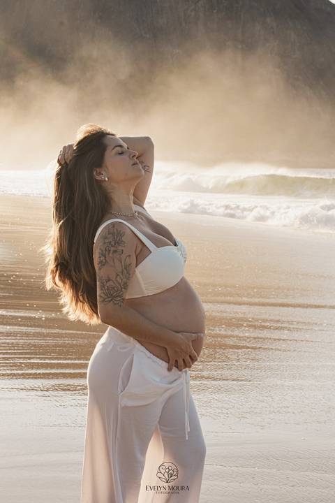 ensaio de gestante externo em Niterói, em Itacoatiara na praia'