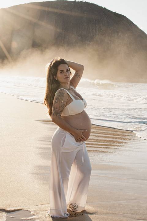 ensaio de gestante externo em Niterói, em Itacoatiara na praia'