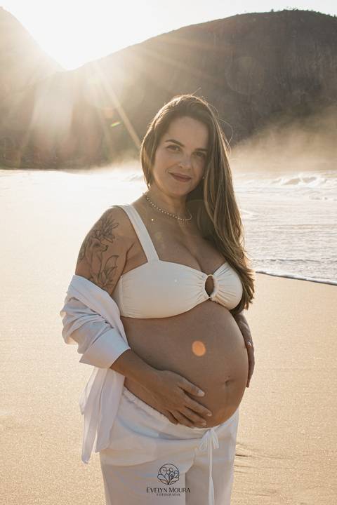 ensaio de gestante externo em Niterói, em Itacoatiara na praia'
