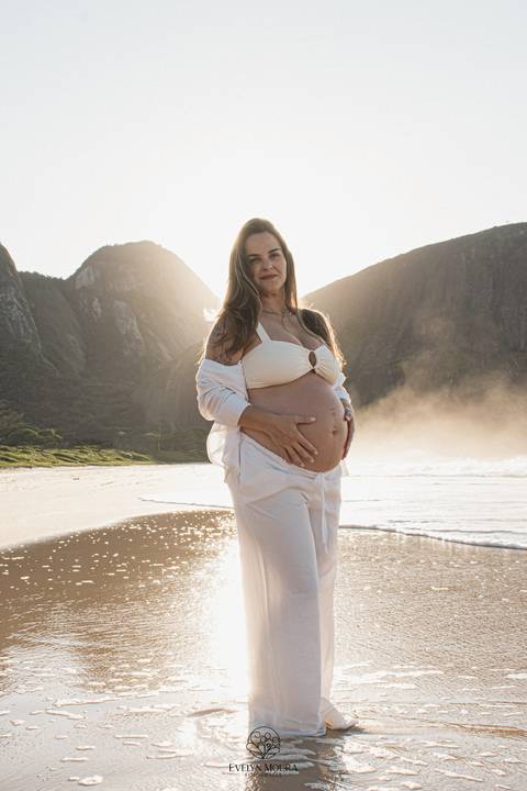 ensaio de gestante externo em Niterói, em Itacoatiara na praia'