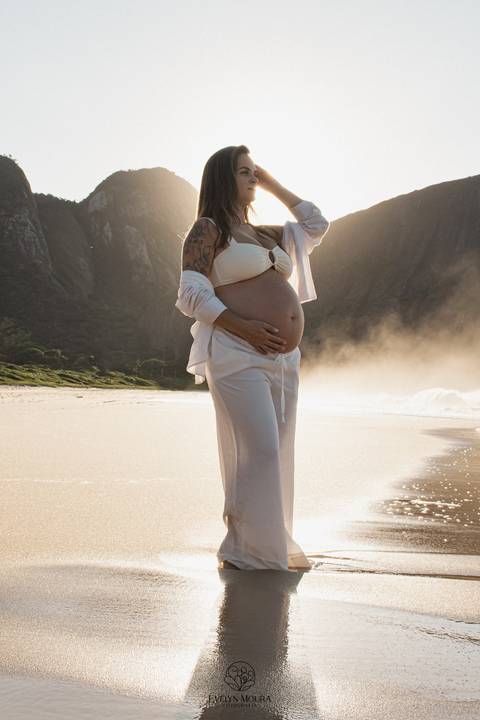 ensaio de gestante externo em Niterói, em Itacoatiara na praia'