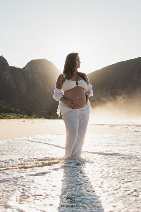 ensaio de gestante externo em Niterói, em Itacoatiara na praia'