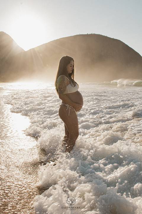 ensaio de gestante externo em Niterói, em Itacoatiara na praia'