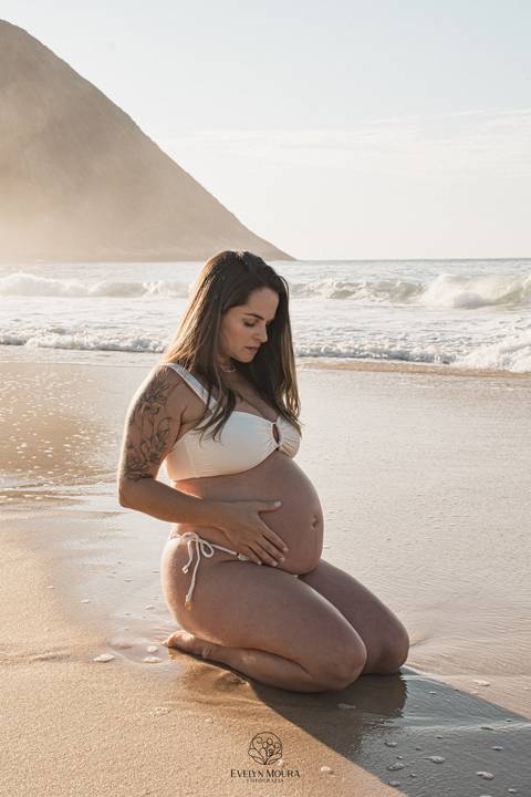 ensaio de gestante externo em Niterói, em Itacoatiara na praia'