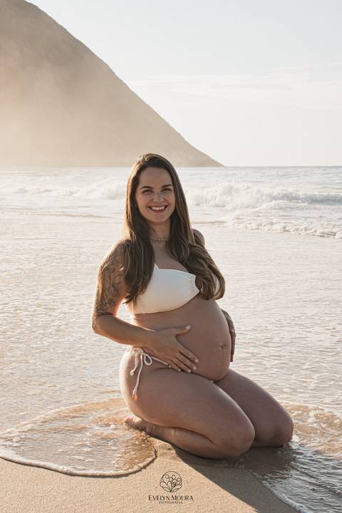 ensaio de gestante externo em Niterói, em Itacoatiara na praia'