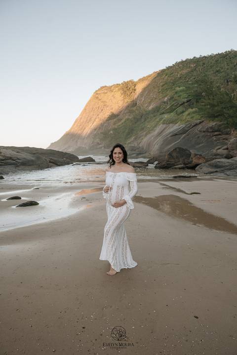 ensaio de gestante externo em Niterói, em Itacoatiara na praia'
