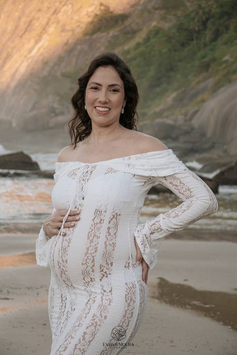 ensaio de gestante externo em Niterói, em Itacoatiara na praia'