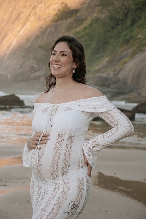 ensaio de gestante externo em Niterói, em Itacoatiara na praia'