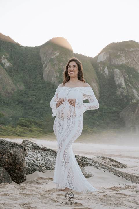 ensaio de gestante externo em Niterói, em Itacoatiara na praia'