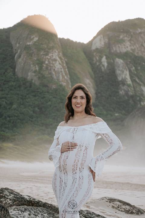ensaio de gestante externo em Niterói, em Itacoatiara na praia'