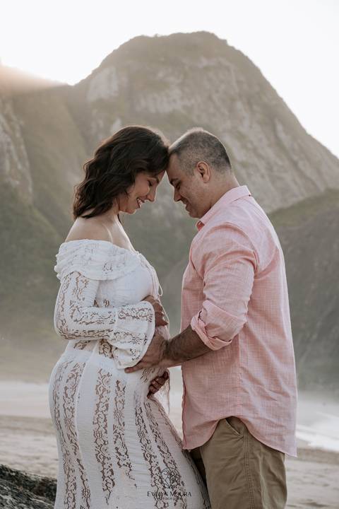 ensaio de gestante externo em Niterói, em Itacoatiara na praia'