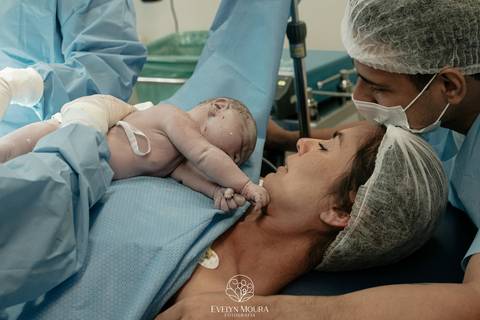 Fotografia de Parto - Newborn - Evelyn Moura Fotografia em Niterói, Rio de Janeiro - ensaio infantil - newborn de recém nascido - partos - parto em niteroi - registro de parto - maternidade são francisco - doce nascer - parto humanizado - andrea barbosa '