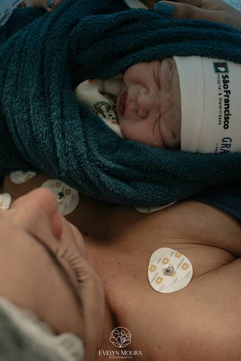 Fotografia de Parto - Newborn - Evelyn Moura Fotografia em Niterói, Rio de Janeiro - ensaio infantil - newborn de recém nascido - partos - parto em niteroi - registro de parto - maternidade são francisco - doce nascer - parto humanizado - andrea barbosa '