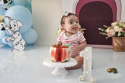 Ensaio de Acompanhamento de bebê. Evelyn Moura Fotografia. Fotógrafa em Niterói, Rio de Janeiro. Newborn. Festa infantil - Smash the cake - Smash the fruit - bebê - ensaio de 1 ano - viral - disney - festa de aniversário - 101 dalmatas disney - floresta '