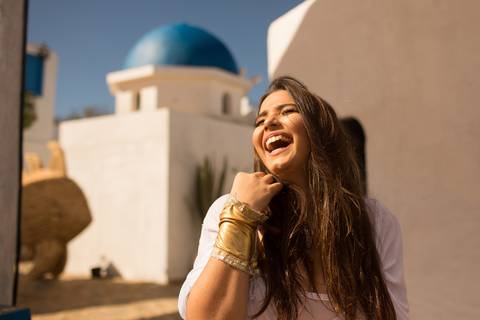 Menina de 15 anos gargalhando na Grécia. Sessão fotográfica de 15 anos feito pelo fotógrafo Rafael Ohana em Brasília-DF'