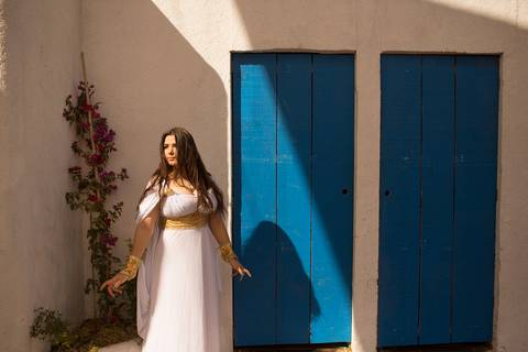 Menina de 15 anos passeando na grécia. Sessão fotográfica de 15 anos feito pelo fotógrafo Rafael Ohana em Brasília-DF'