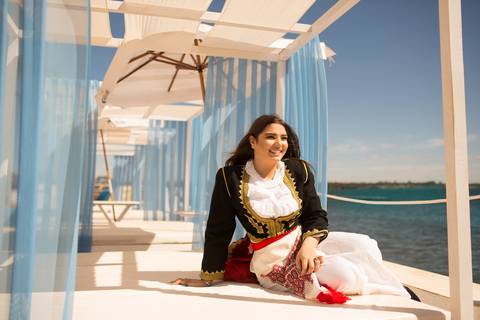 Menina grega de 15 anos tomando sol na grécia. Sessão fotográfica de 15 anos feito pelo fotógrafo Rafael Ohana em Brasília-DF'