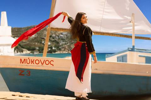 Menina de 15 anos passeando em Mikonos. Sessão fotográfica de 15 anos feito pelo fotógrafo Rafael Ohana em Brasília-DF'