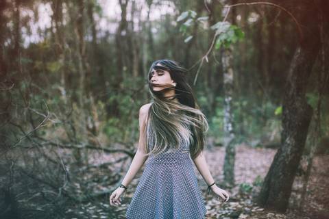 Menina balançando o cabelo. Ensaio de debutante feito no Parque Olhos D´agua em Brasília pelo fotógrafo Rafael Ohana'