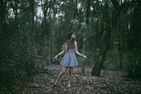 Menina perdida. Ensaio de debutante feito no Parque Olhos D´agua em Brasília pelo fotógrafo Rafael Ohana'