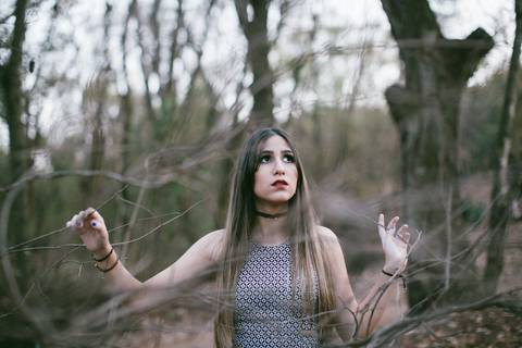 Menina perdida na floresta. Ensaio de debutante feito no Parque Olhos D´agua em Brasília pelo fotógrafo Rafael Ohana'