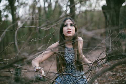 menina perdida na floresta. Ensaio de debutante feito no Parque Olhos D´agua em Brasília pelo fotógrafo Rafael Ohana'