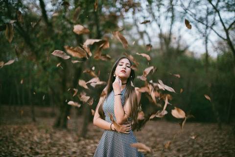 Folhas caindo em cima de menina. Ensaio de 15 anos feito no Parque Olhos D´agua em Brasília pelo fotógrafo Rafael Ohana'