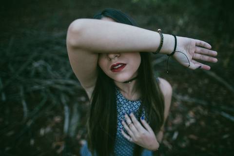 Meinha tampando o rosto em ensaio feminino. Ensaio de 15 anos feito no Parque Olhos D´agua em Brasília pelo fotógrafo Rafael Ohana'