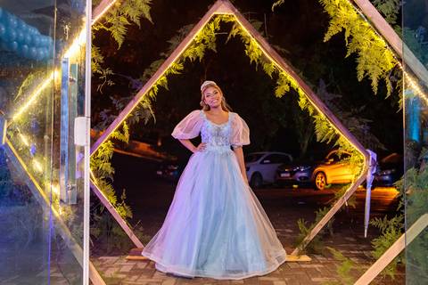 Gaby aqui, já tinha modificado o seu vestido mais uma vez, pois estava chegando o momento de grandes homenagens!'