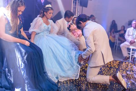 O seu maravilhoso irmão colocando o seu sapatinho de cinderela!'