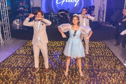 e veio junto o seu irmão, pois a festa agora estava completa!'